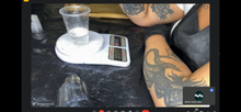Cargar imagen en el visor de la galería, CLASE DE BANDEJAS DE MADERA Y RESINA PARA PICOTEOS