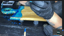 Cargar imagen en el visor de la galería, CLASE DE BANDEJAS DE MADERA Y RESINA PARA PICOTEOS
