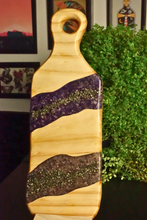 Cargar imagen en el visor de la galería, Bandeja con Mango: Encapsulado de pirita, cuarzo fresa y amatista
