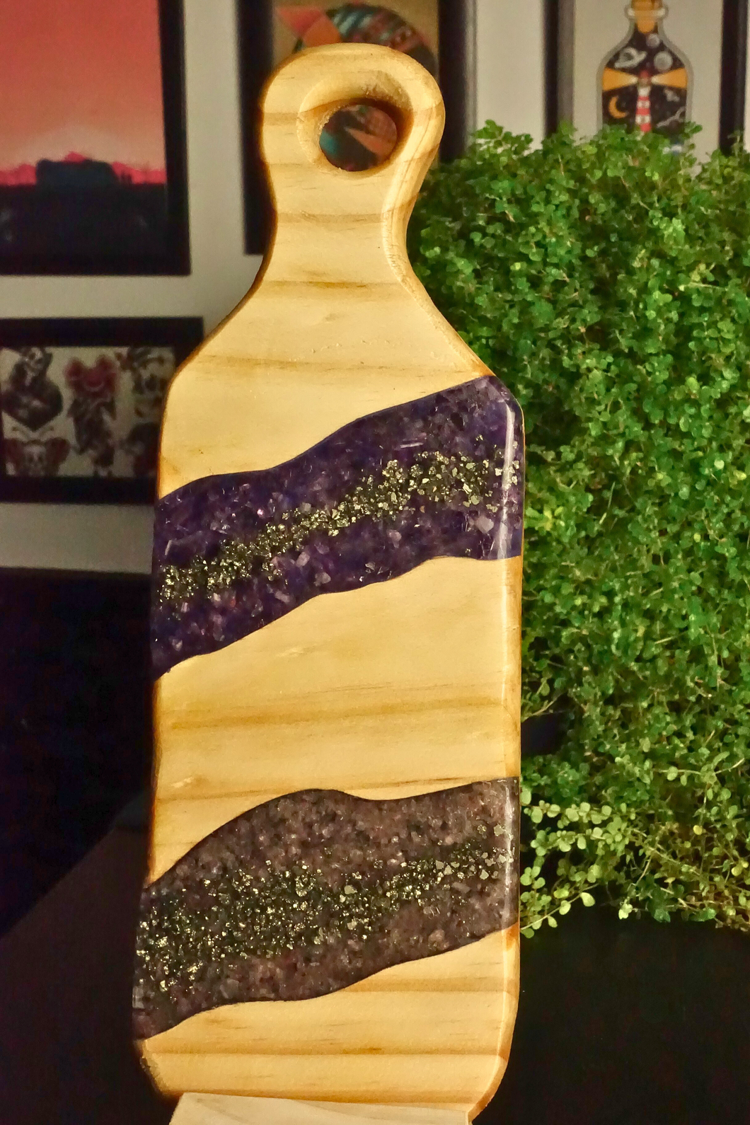 Bandeja con Mango: Encapsulado de pirita, cuarzo fresa y amatista