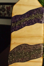 Cargar imagen en el visor de la galería, Bandeja con Mango: Encapsulado de pirita, cuarzo fresa y amatista
