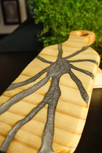 Cargar imagen en el visor de la galería, Bandeja con mango: Incrustaciones plateadas
