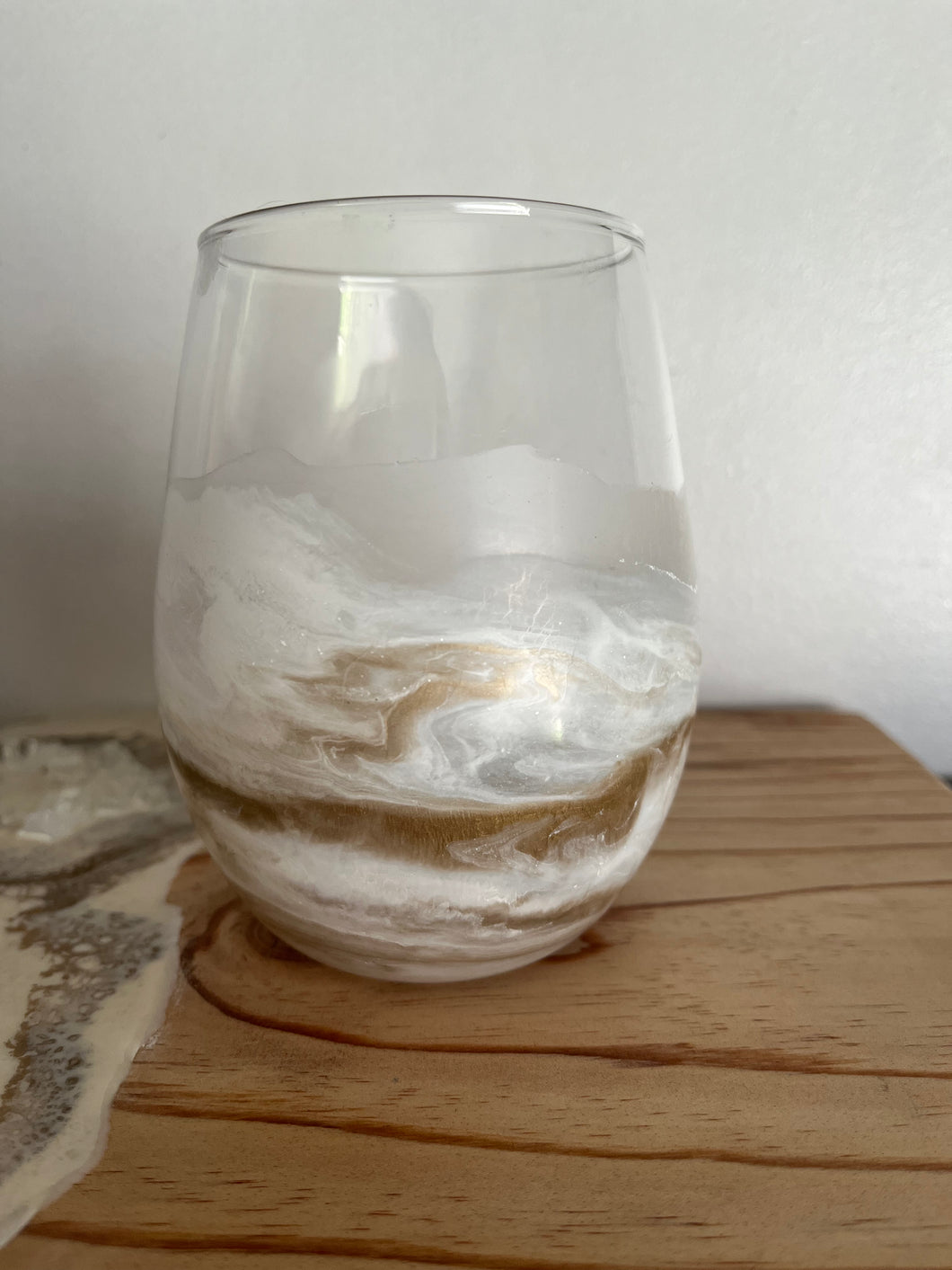 Vaso marmolado blanco y dorado