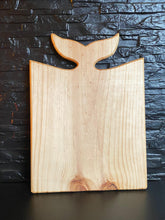 Cargar imagen en el visor de la galería, BANDEJA DE MADERA MANGO COLA DE BALLENA
